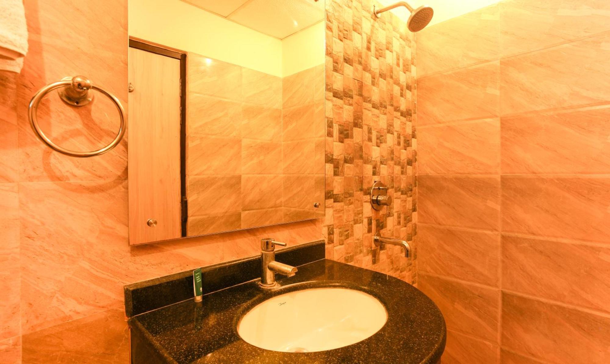 Hotel Janki International Sigra 2 Km From Kashi Vishwanath Temple Varanasi Bagian luar foto