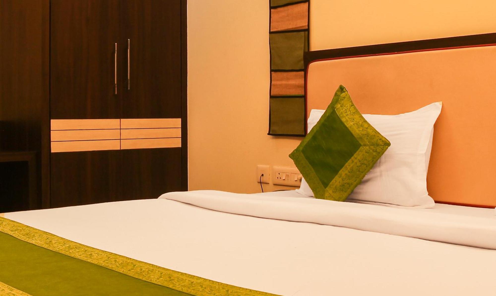 Hotel Janki International Sigra 2 Km From Kashi Vishwanath Temple Varanasi Bagian luar foto