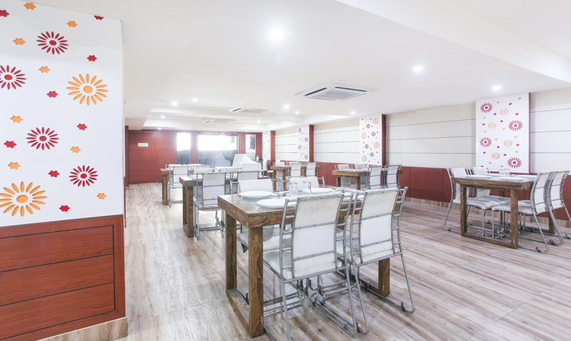Hotel Janki International Sigra 2 Km From Kashi Vishwanath Temple Varanasi Bagian luar foto