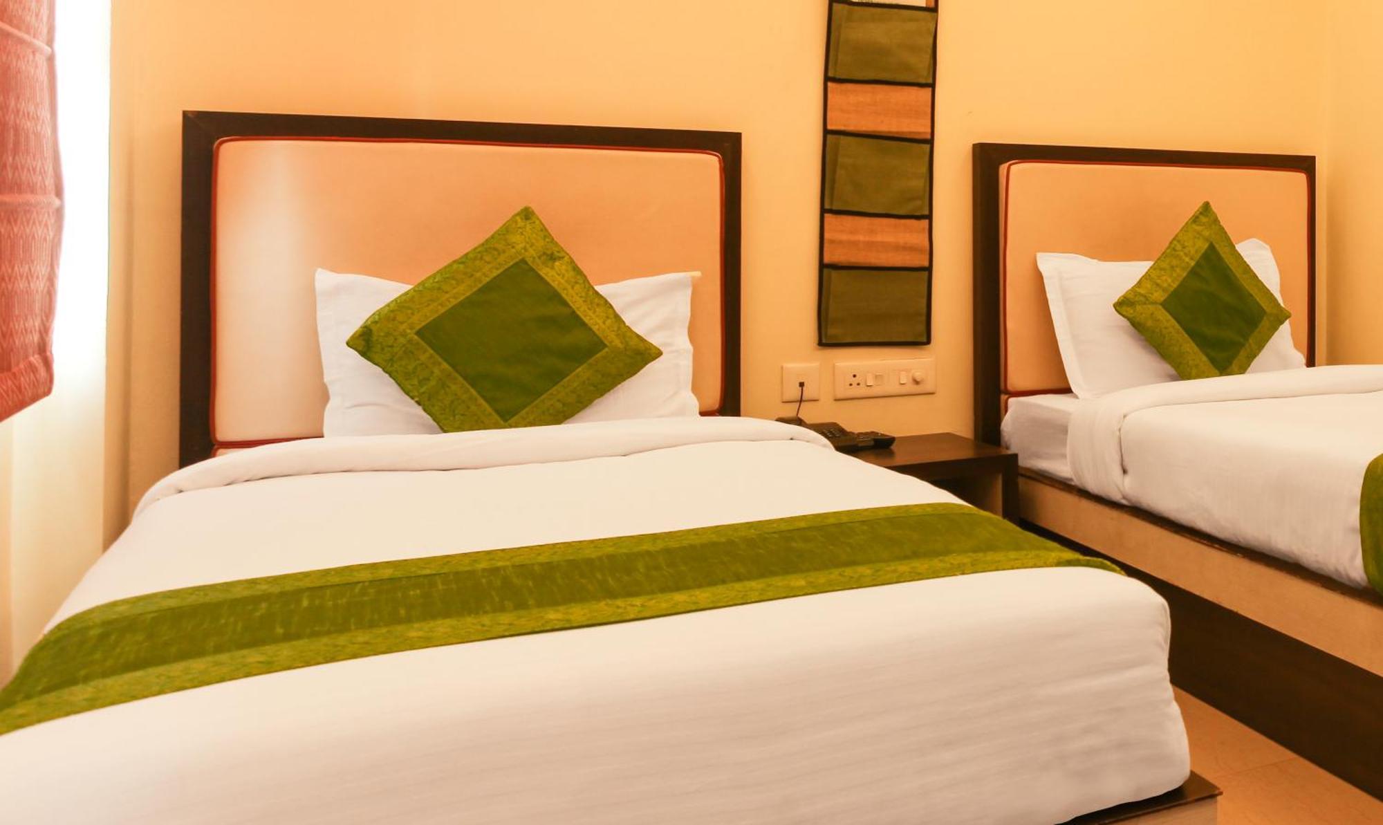 Hotel Janki International Sigra 2 Km From Kashi Vishwanath Temple Varanasi Bagian luar foto