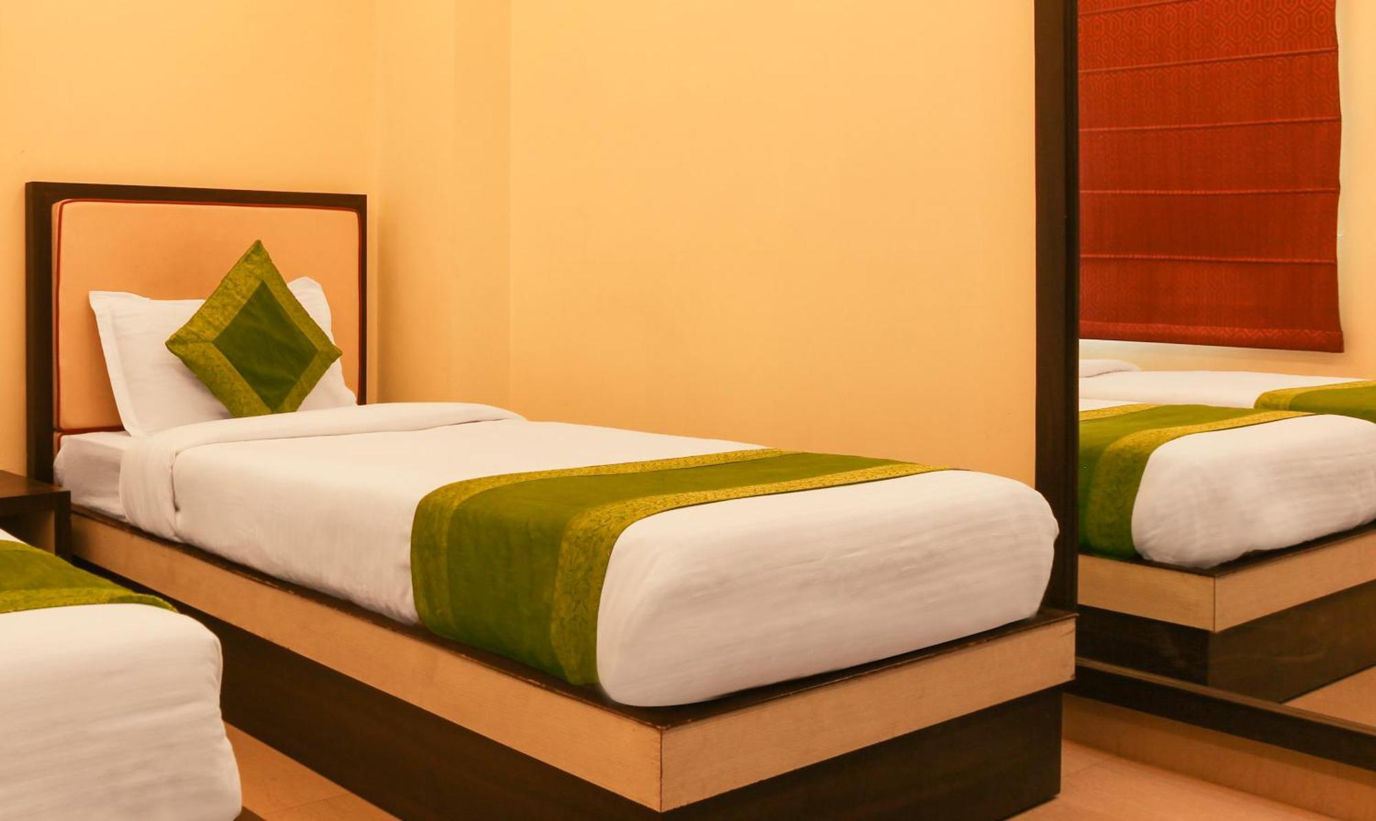 Hotel Janki International Sigra 2 Km From Kashi Vishwanath Temple Varanasi Bagian luar foto