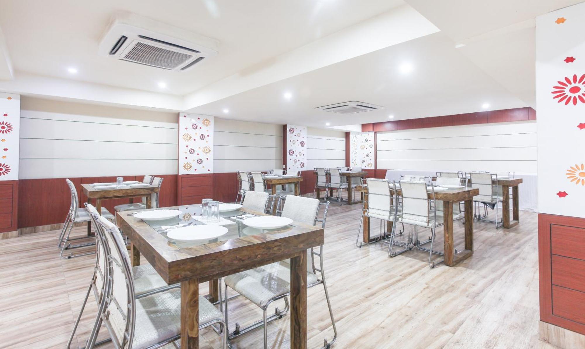 Hotel Janki International Sigra 2 Km From Kashi Vishwanath Temple Varanasi Bagian luar foto