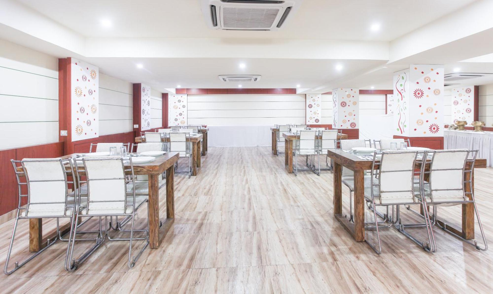 Hotel Janki International Sigra 2 Km From Kashi Vishwanath Temple Varanasi Bagian luar foto