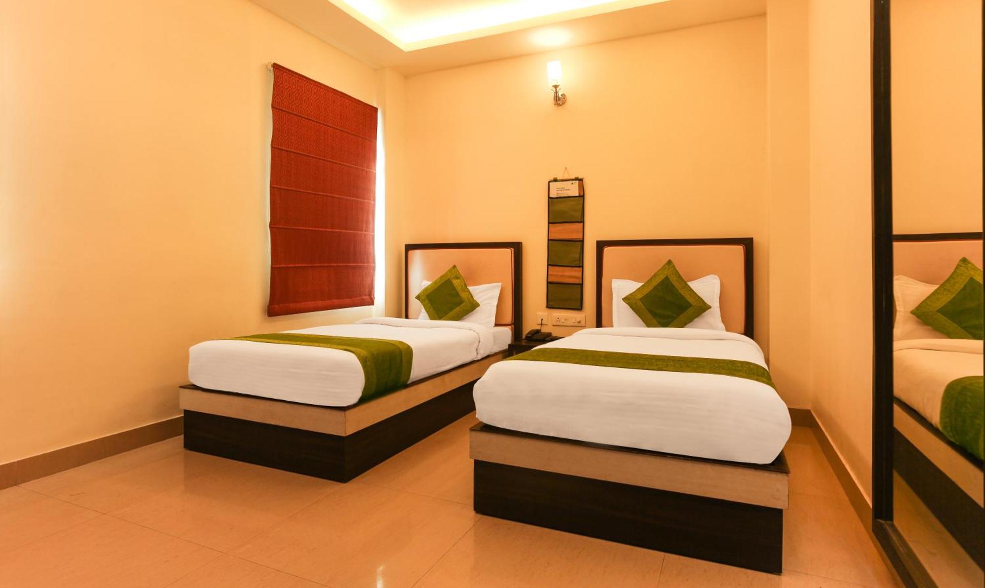 Hotel Janki International Sigra 2 Km From Kashi Vishwanath Temple Varanasi Bagian luar foto