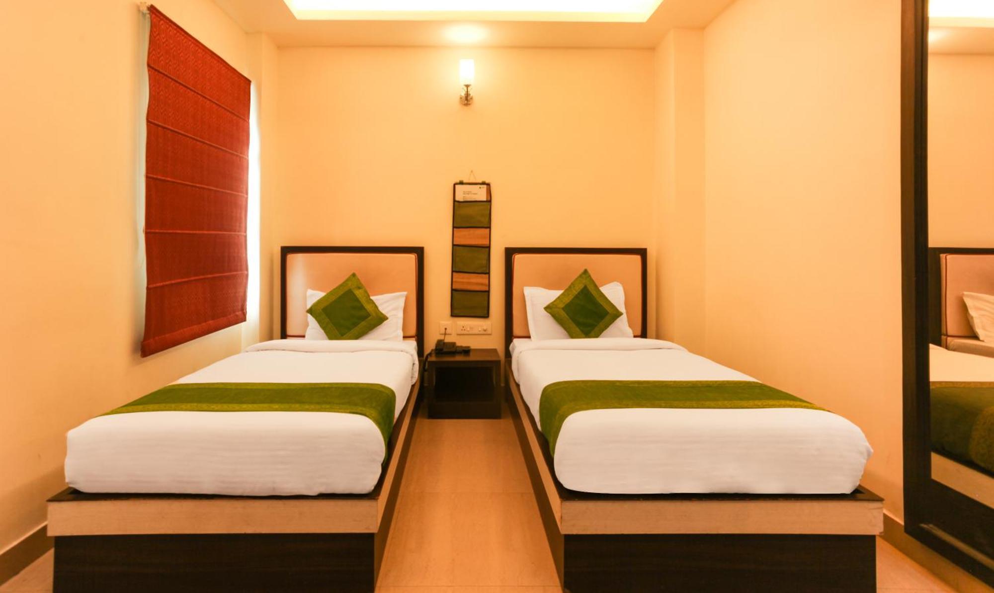 Hotel Janki International Sigra 2 Km From Kashi Vishwanath Temple Varanasi Bagian luar foto