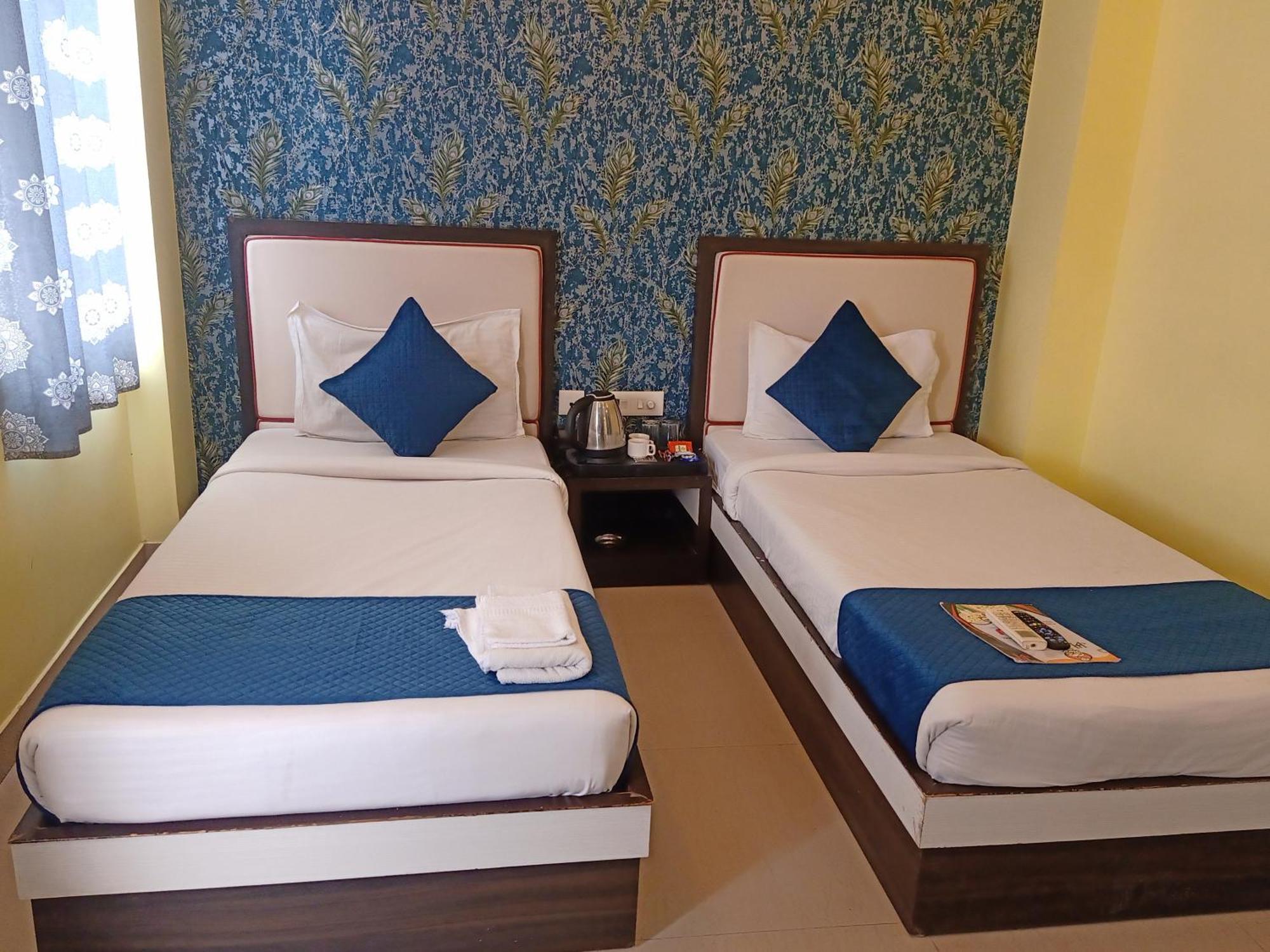 Hotel Janki International Sigra 2 Km From Kashi Vishwanath Temple Varanasi Bagian luar foto