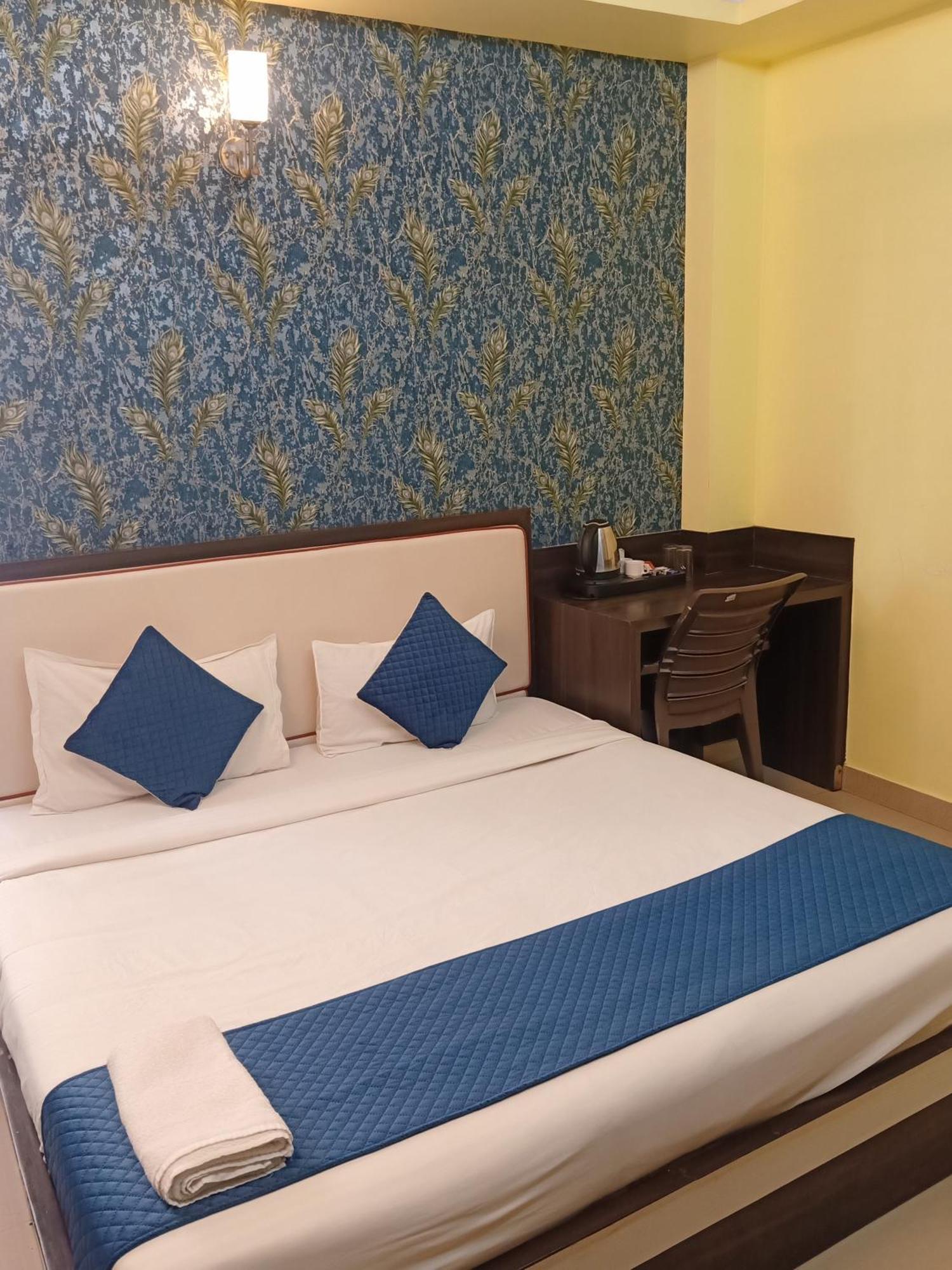 Hotel Janki International Sigra 2 Km From Kashi Vishwanath Temple Varanasi Bagian luar foto