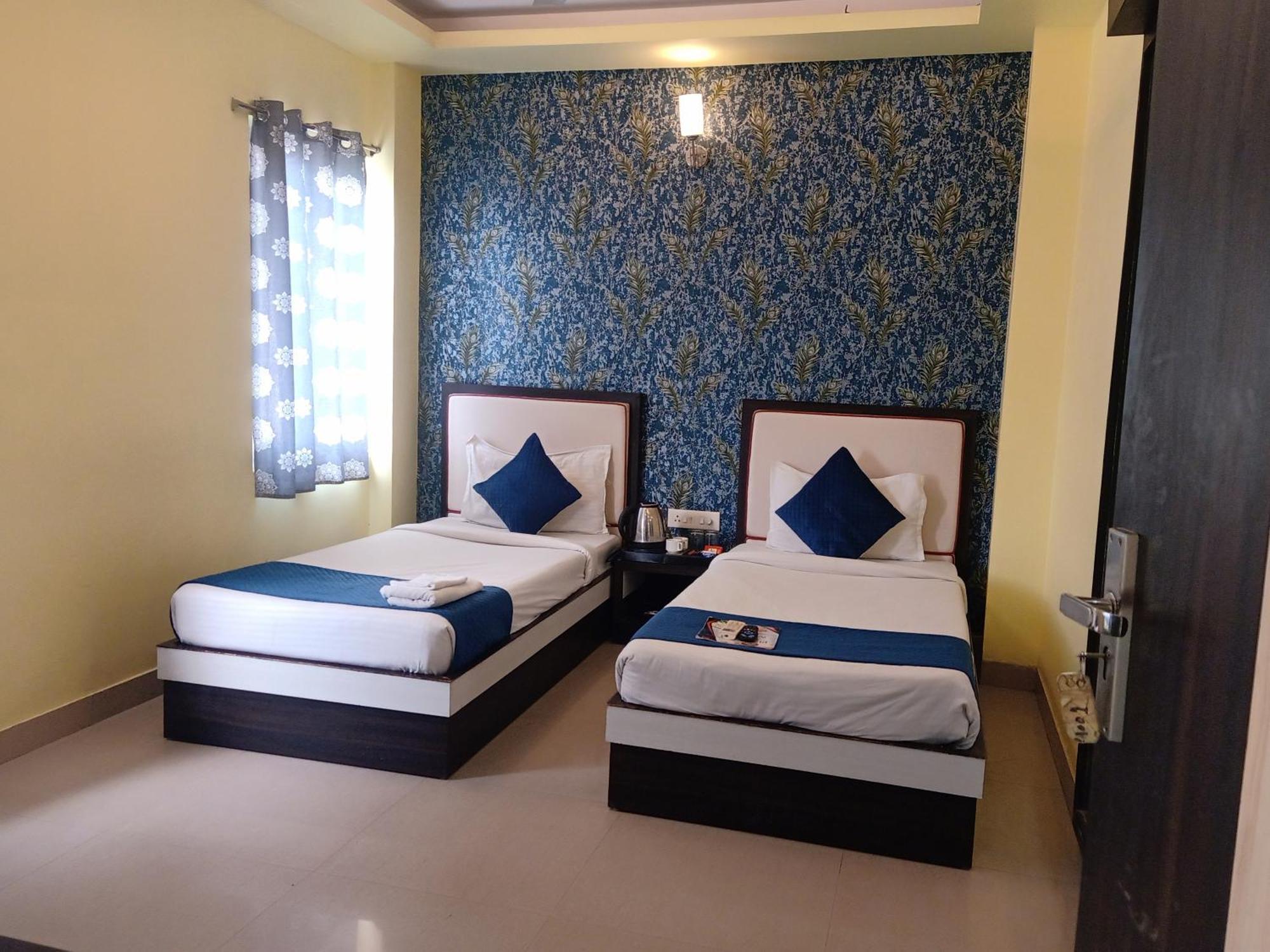 Hotel Janki International Sigra 2 Km From Kashi Vishwanath Temple Varanasi Bagian luar foto